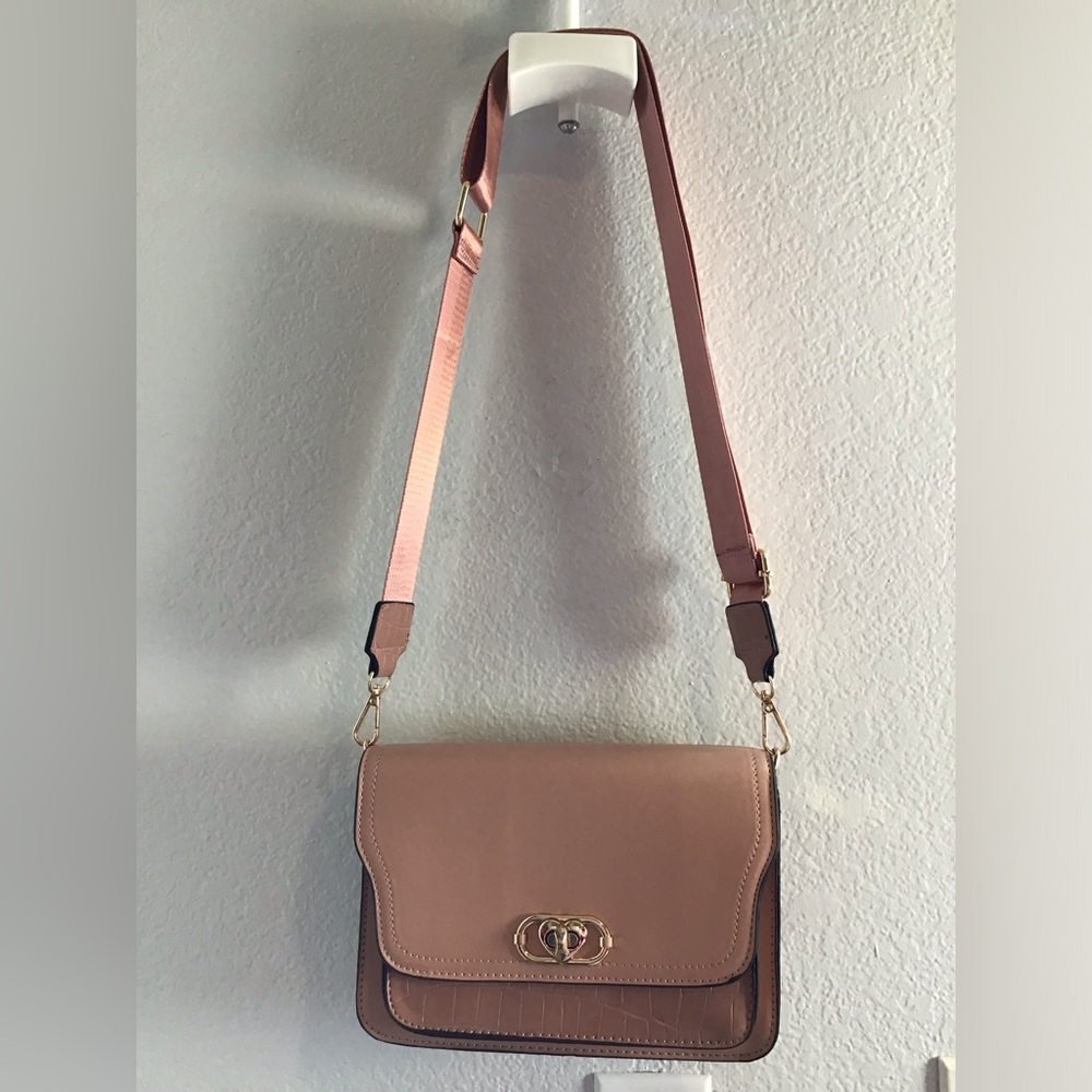 NWOT Mauve Crossbody Bag with Gold Accent heart shape twist key opening